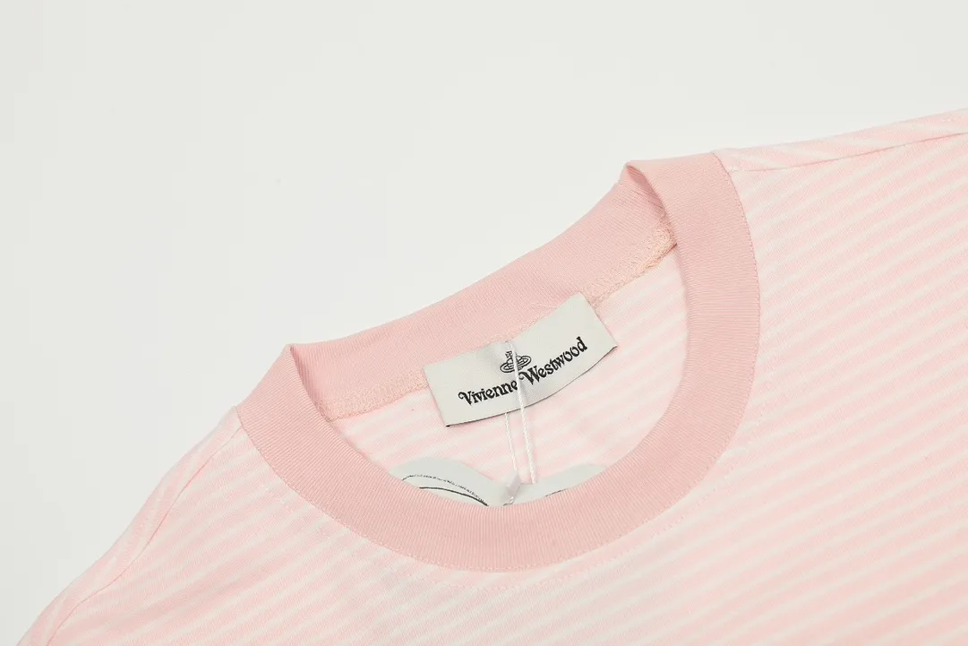 vivienne west wood west queen vivian ‼ ️Best-selling model in June Striped classic embroidered short-sleeves Pinstriped pure cotton stretch fabric Children's clothing-level quality Soft and skin-friendly The upper body is extremely comfortable Top-selling models of 2024 No need to say more Just go to the details Full series of correct accessories As we all know, striped fabrics need to be cut according to the grain The loss is huge It is twice the cost of ordinary solid-color short-sleeved fabrics Every detail is completely restored and directly stretched Color: Pink Blue Green Size: XS-L